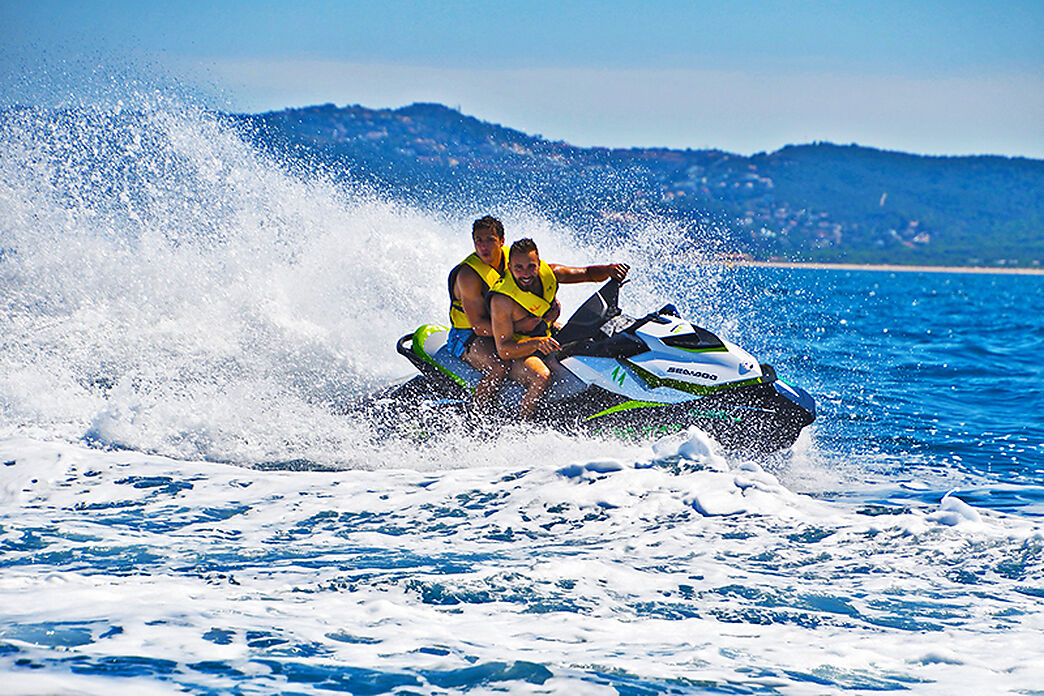 Alquiler de motos de agua en la bahía de Roses, Costa Brava, Girona